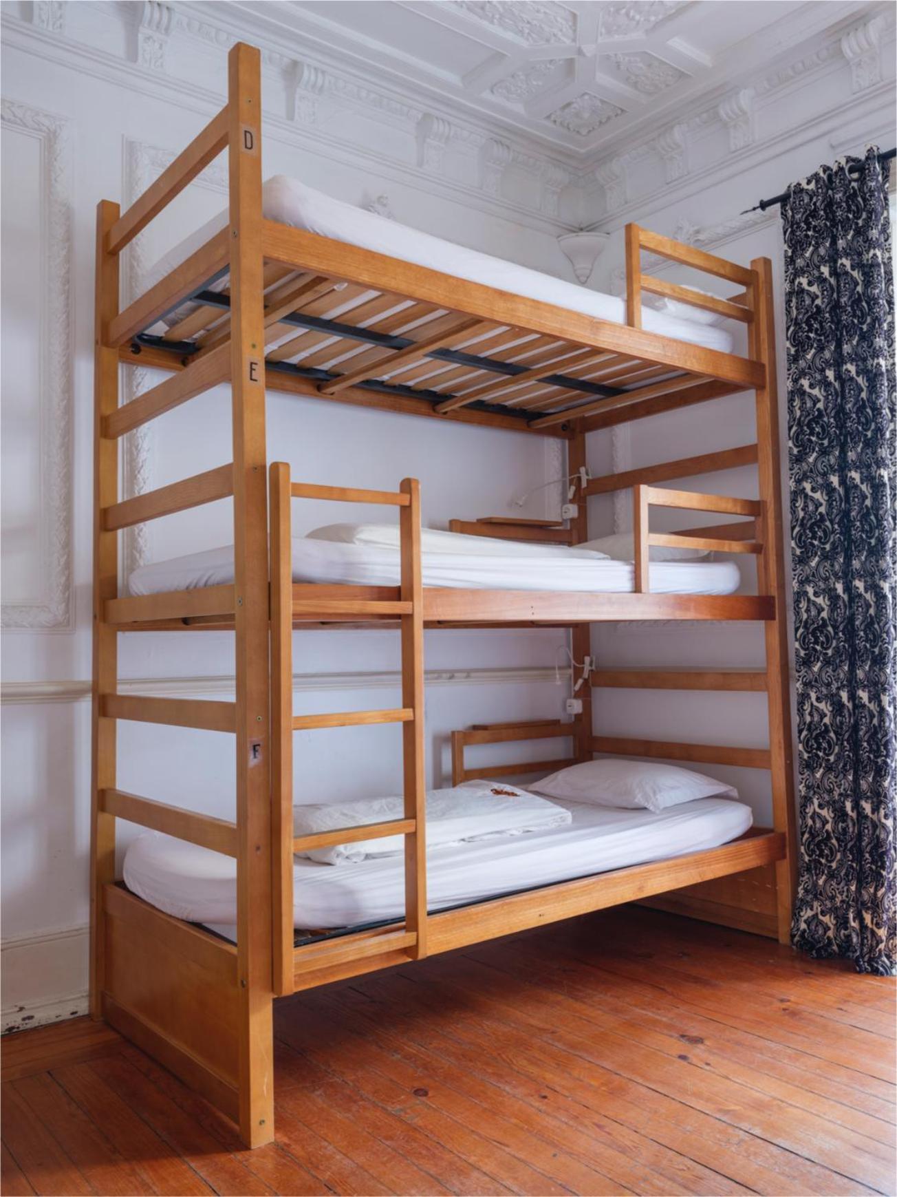 Cama individual en habitación compartida